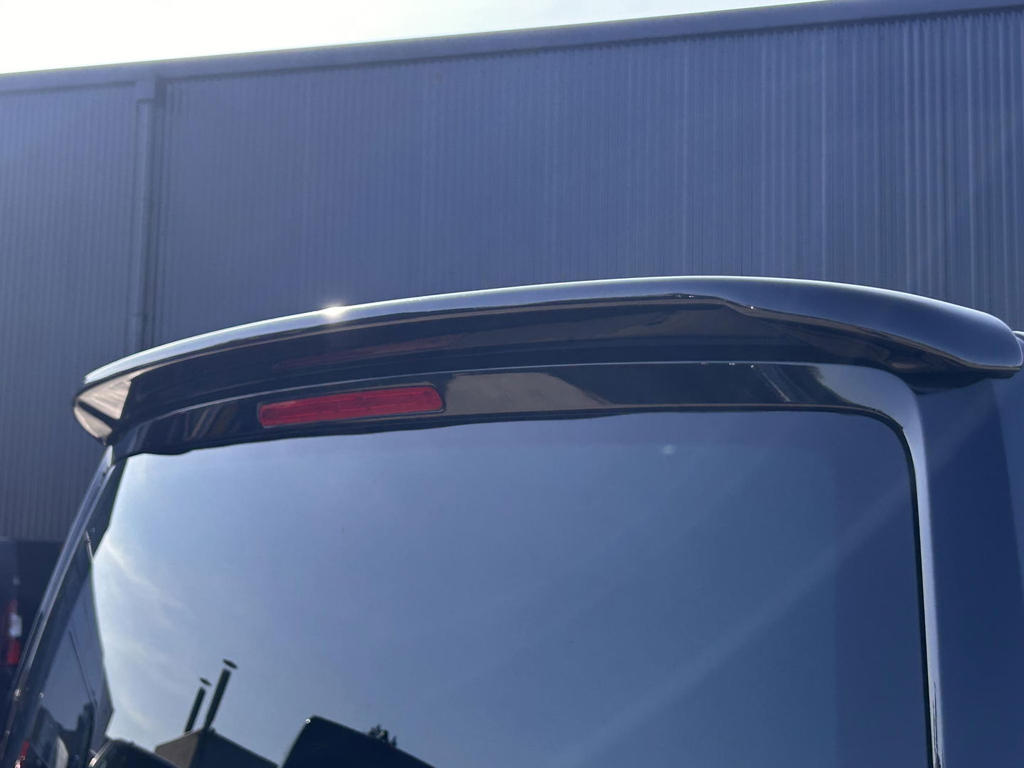 Volkswagen Transporter 2.0 TDI 150PK L2H1 DC | 2x Schuifdeur | LEDER | CARPLAY | LED | ELEKTRISCHE KLEP | 2500KG TREKGEWICHT