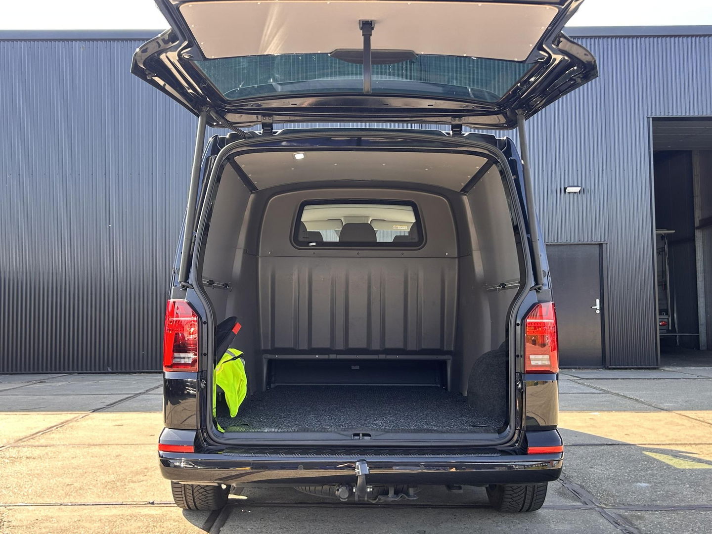 Volkswagen Transporter 2.0 TDI 150PK L2H1 DC | 2x Schuifdeur | LEDER | CARPLAY | LED | ELEKTRISCHE KLEP | 2500KG TREKGEWICHT