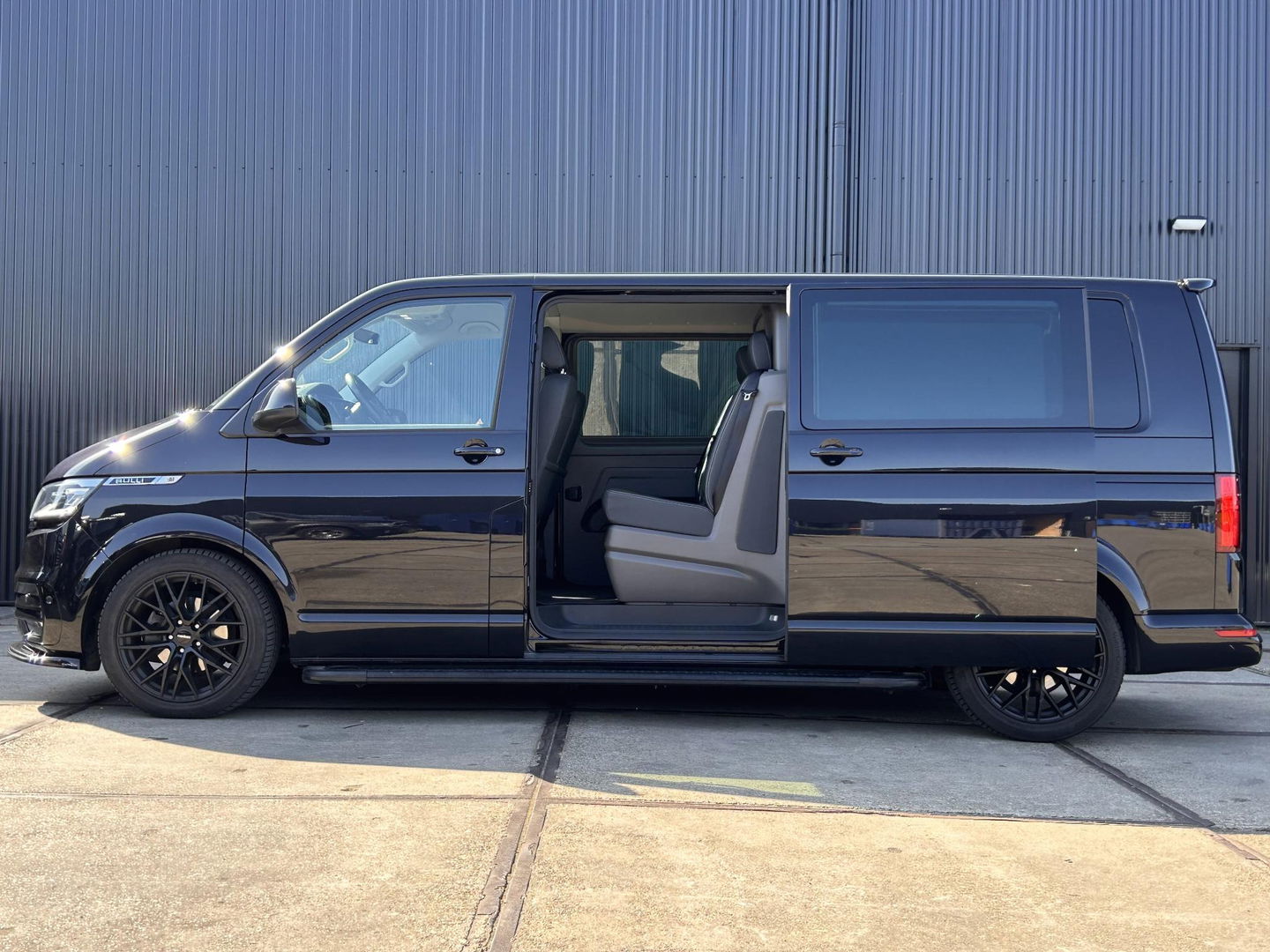 Volkswagen Transporter 2.0 TDI 150PK L2H1 DC | 2x Schuifdeur | LEDER | CARPLAY | LED | ELEKTRISCHE KLEP | 2500KG TREKGEWICHT