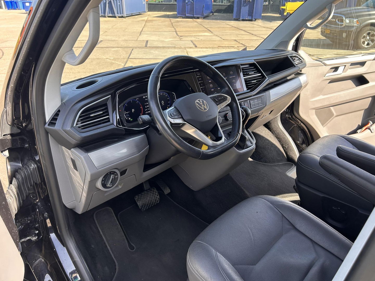 Volkswagen Transporter 2.0 TDI 150PK L2H1 DC | 2x Schuifdeur | LEDER | CARPLAY | LED | ELEKTRISCHE KLEP | 2500KG TREKGEWICHT
