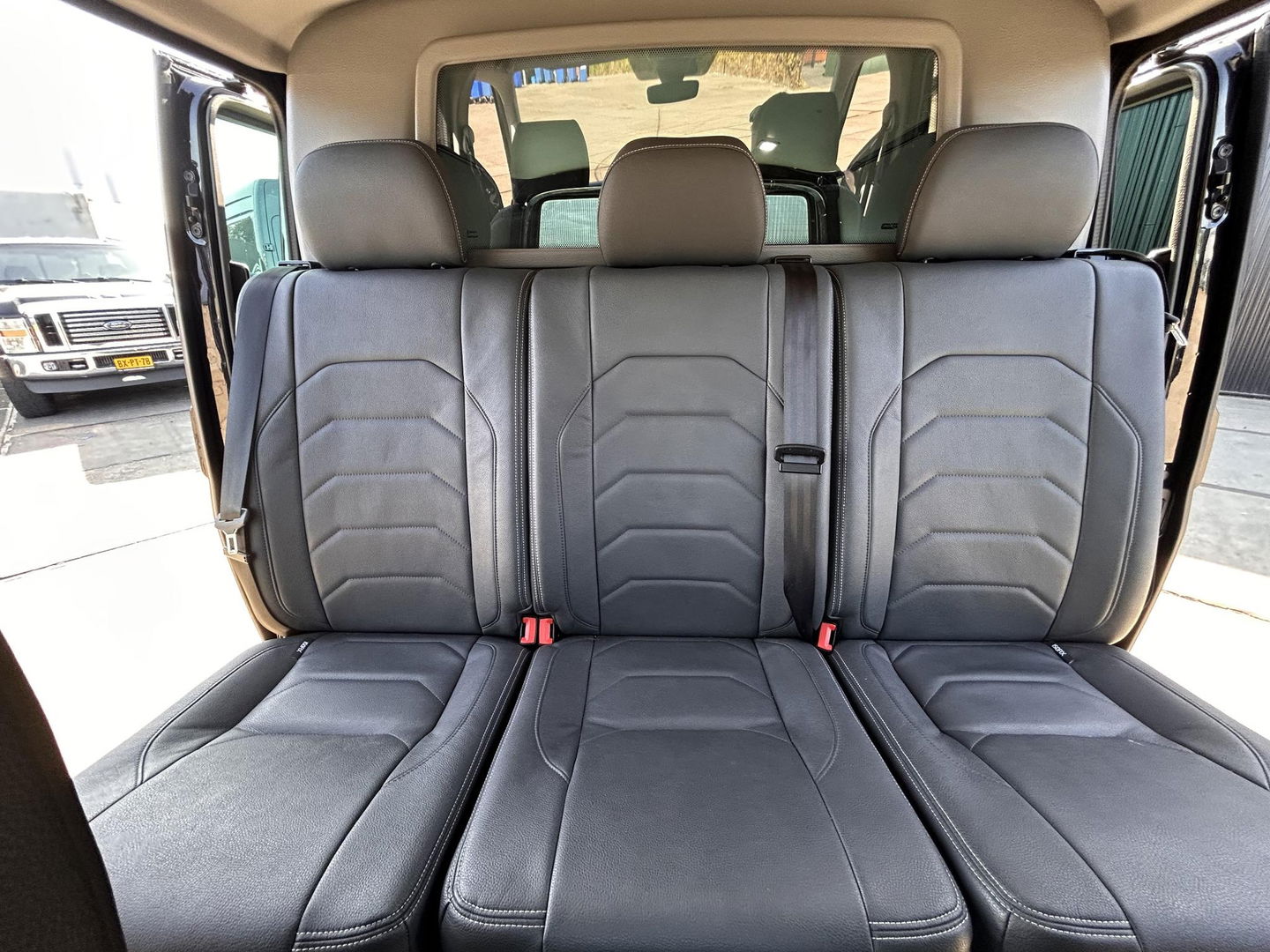 Volkswagen Transporter 2.0 TDI 150PK L2H1 DC | 2x Schuifdeur | LEDER | CARPLAY | LED | ELEKTRISCHE KLEP | 2500KG TREKGEWICHT