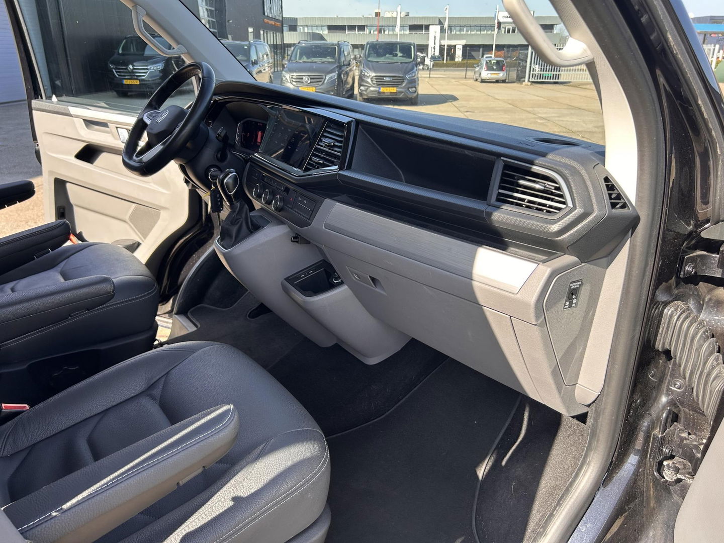 Volkswagen Transporter 2.0 TDI 150PK L2H1 DC | 2x Schuifdeur | LEDER | CARPLAY | LED | ELEKTRISCHE KLEP | 2500KG TREKGEWICHT