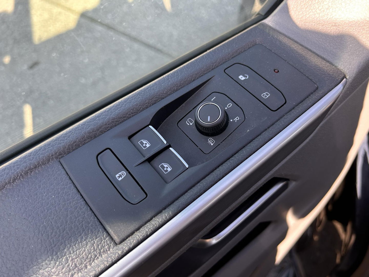 Volkswagen Transporter 2.0 TDI 150PK L2H1 DC | 2x Schuifdeur | LEDER | CARPLAY | LED | ELEKTRISCHE KLEP | 2500KG TREKGEWICHT