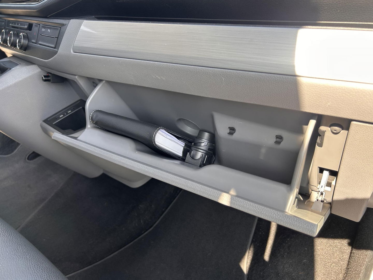 Volkswagen Transporter 2.0 TDI 150PK L2H1 DC | 2x Schuifdeur | LEDER | CARPLAY | LED | ELEKTRISCHE KLEP | 2500KG TREKGEWICHT