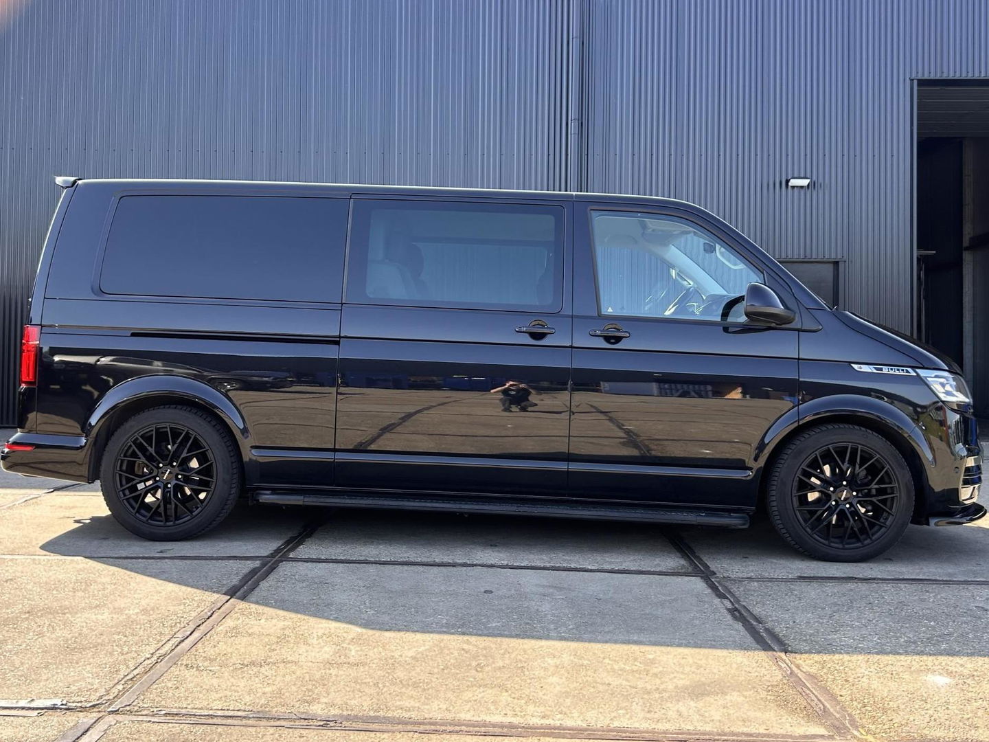 Volkswagen Transporter 2.0 TDI 150PK L2H1 DC | 2x Schuifdeur | LEDER | CARPLAY | LED | ELEKTRISCHE KLEP | 2500KG TREKGEWICHT