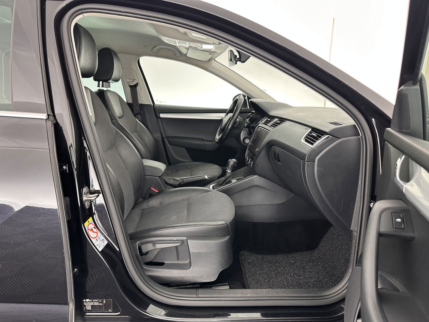 Škoda Octavia Combi 1.6 TDI Greentech Clever Edition Aut. *LEATHER-FABRIC | NAVI-FULLMAP | COMFORT-SEATS | DAB+ | HEATED-SEATS | AMUNDSEN-AUDIO | ECC | SHIFT-PADDLES | PARKPILOT | CRUISE | TOWBAR | 16''ALU *