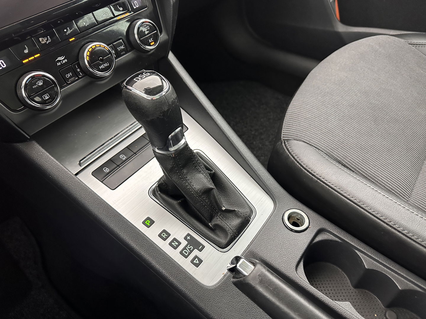 Škoda Octavia Combi 1.6 TDI Greentech Clever Edition Aut. *LEATHER-FABRIC | NAVI-FULLMAP | COMFORT-SEATS | DAB+ | HEATED-SEATS | AMUNDSEN-AUDIO | ECC | SHIFT-PADDLES | PARKPILOT | CRUISE | TOWBAR | 16''ALU *