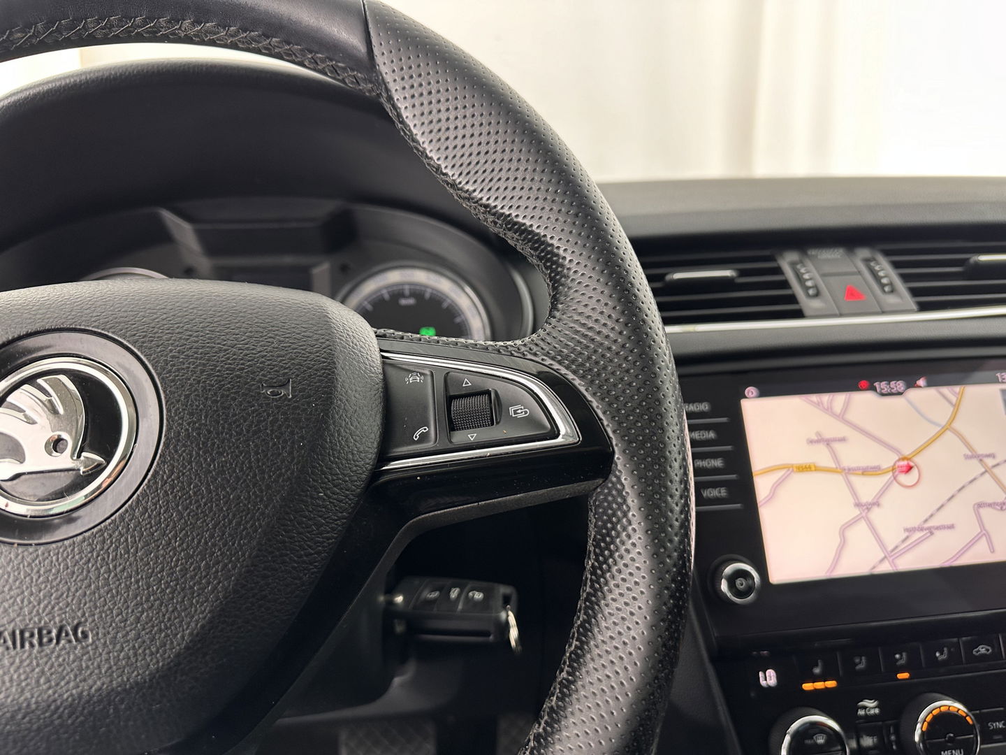 Škoda Octavia Combi 1.6 TDI Greentech Clever Edition Aut. *LEATHER-FABRIC | NAVI-FULLMAP | COMFORT-SEATS | DAB+ | HEATED-SEATS | AMUNDSEN-AUDIO | ECC | SHIFT-PADDLES | PARKPILOT | CRUISE | TOWBAR | 16''ALU *