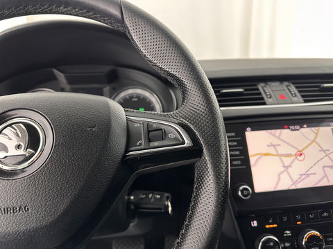 Škoda Octavia Combi 1.6 TDI Greentech Clever Edition Aut. *LEATHER-FABRIC | NAVI-FULLMAP | COMFORT-SEATS | DAB+ | HEATED-SEATS | AMUNDSEN-AUDIO | ECC | SHIFT-PADDLES | PARKPILOT | CRUISE | TOWBAR | 16''ALU *