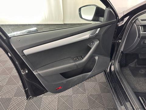 Škoda Octavia Combi 1.6 TDI Greentech Clever Edition Aut. *LEATHER-FABRIC | NAVI-FULLMAP | COMFORT-SEATS | DAB+ | HEATED-SEATS | AMUNDSEN-AUDIO | ECC | SHIFT-PADDLES | PARKPILOT | CRUISE | TOWBAR | 16''ALU *