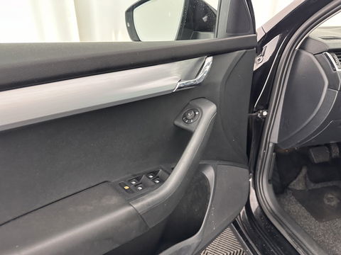 Škoda Octavia Combi 1.6 TDI Greentech Clever Edition Aut. *LEATHER-FABRIC | NAVI-FULLMAP | COMFORT-SEATS | DAB+ | HEATED-SEATS | AMUNDSEN-AUDIO | ECC | SHIFT-PADDLES | PARKPILOT | CRUISE | TOWBAR | 16''ALU *