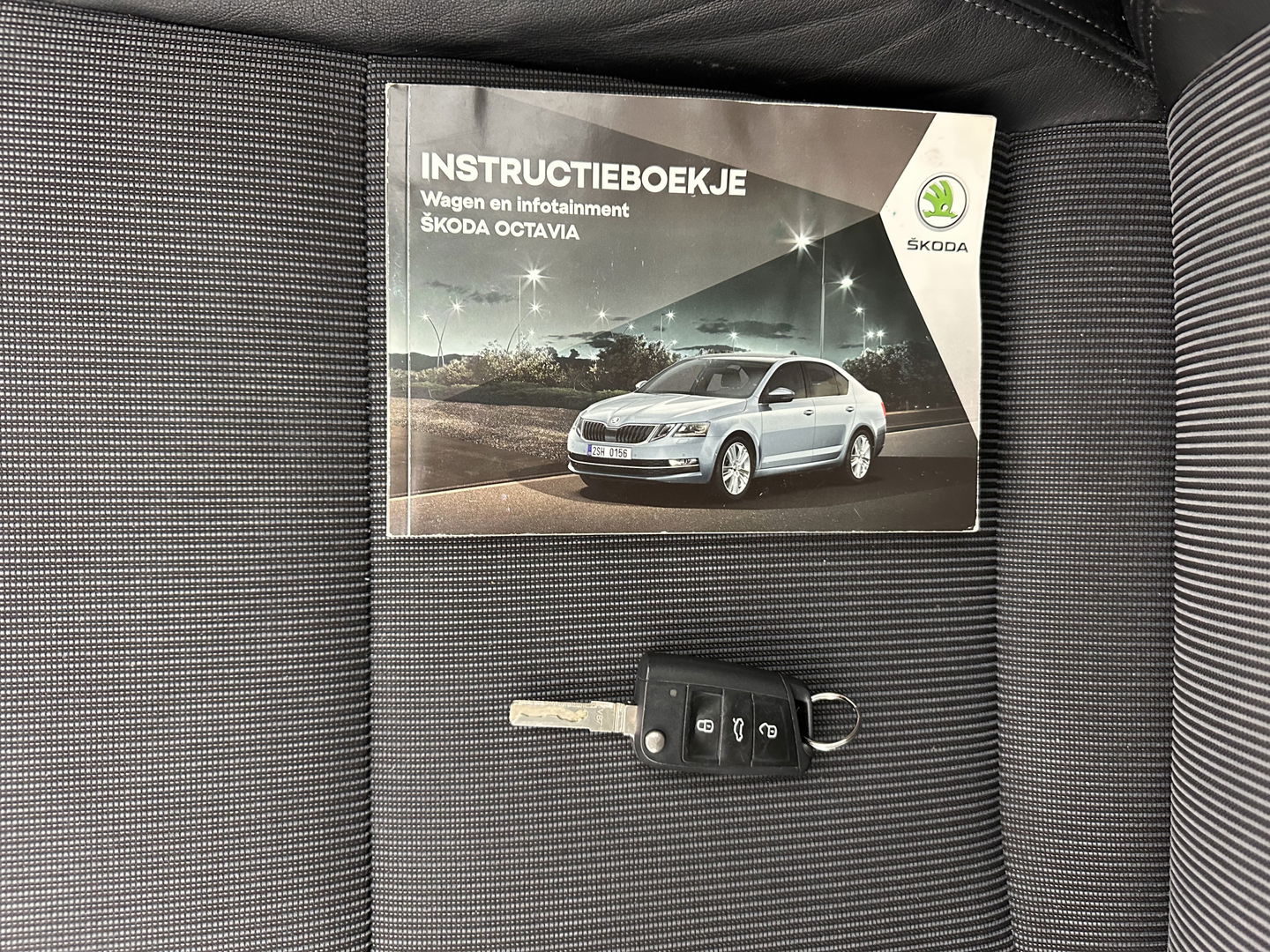 Škoda Octavia Combi 1.6 TDI Greentech Clever Edition Aut. *LEATHER-FABRIC | NAVI-FULLMAP | COMFORT-SEATS | DAB+ | HEATED-SEATS | AMUNDSEN-AUDIO | ECC | SHIFT-PADDLES | PARKPILOT | CRUISE | TOWBAR | 16''ALU *