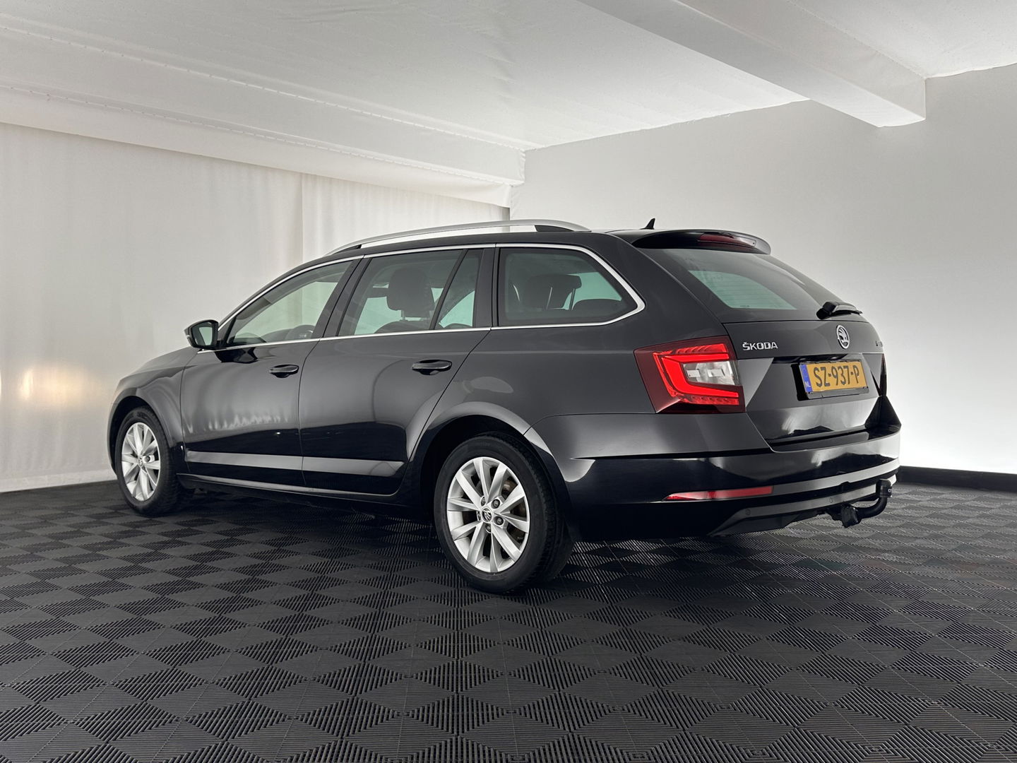 Škoda Octavia Combi 1.6 TDI Greentech Clever Edition Aut. *LEATHER-FABRIC | NAVI-FULLMAP | COMFORT-SEATS | DAB+ | HEATED-SEATS | AMUNDSEN-AUDIO | ECC | SHIFT-PADDLES | PARKPILOT | CRUISE | TOWBAR | 16''ALU *