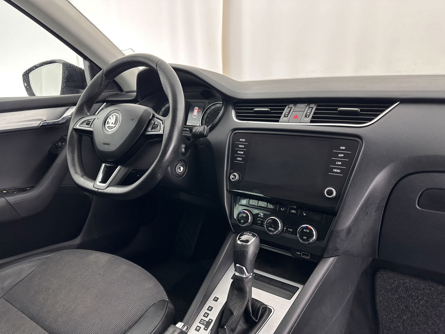 Škoda Octavia Combi 1.6 TDI Greentech Clever Edition Aut. *LEATHER-FABRIC | NAVI-FULLMAP | COMFORT-SEATS | DAB+ | HEATED-SEATS | AMUNDSEN-AUDIO | ECC | SHIFT-PADDLES | PARKPILOT | CRUISE | TOWBAR | 16''ALU *