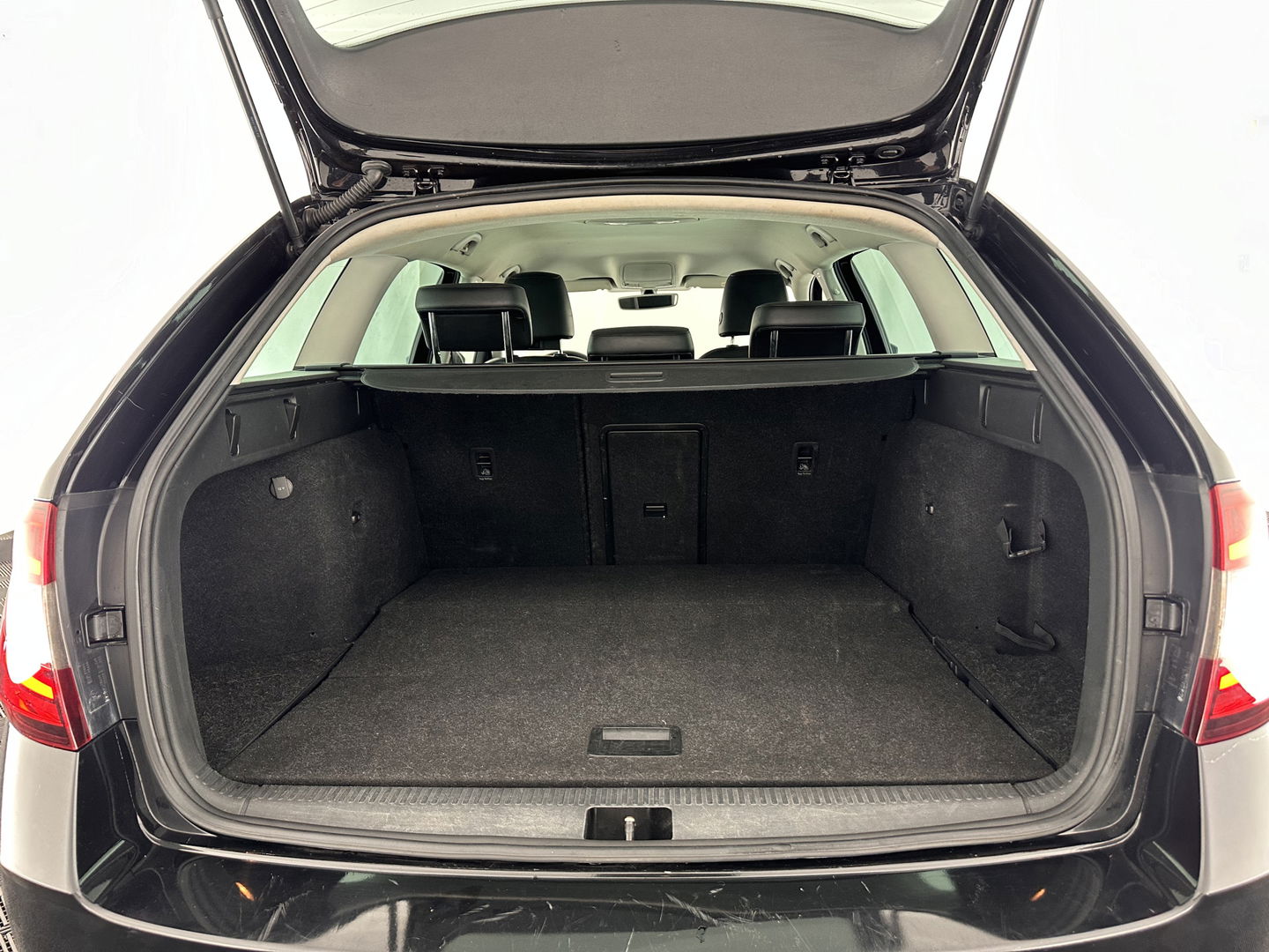 Škoda Octavia Combi 1.6 TDI Greentech Clever Edition Aut. *LEATHER-FABRIC | NAVI-FULLMAP | COMFORT-SEATS | DAB+ | HEATED-SEATS | AMUNDSEN-AUDIO | ECC | SHIFT-PADDLES | PARKPILOT | CRUISE | TOWBAR | 16''ALU *