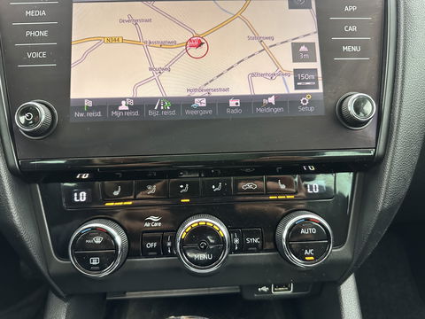 Škoda Octavia Combi 1.6 TDI Greentech Clever Edition Aut. *LEATHER-FABRIC | NAVI-FULLMAP | COMFORT-SEATS | DAB+ | HEATED-SEATS | AMUNDSEN-AUDIO | ECC | SHIFT-PADDLES | PARKPILOT | CRUISE | TOWBAR | 16''ALU *