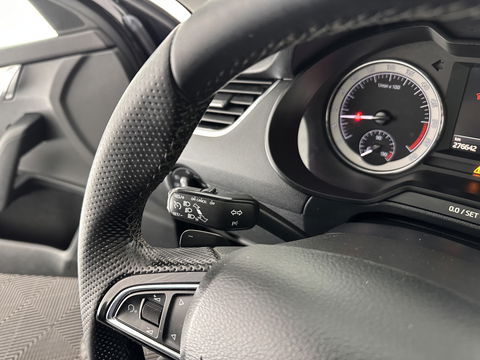Škoda Octavia Combi 1.6 TDI Greentech Clever Edition Aut. *LEATHER-FABRIC | NAVI-FULLMAP | COMFORT-SEATS | DAB+ | HEATED-SEATS | AMUNDSEN-AUDIO | ECC | SHIFT-PADDLES | PARKPILOT | CRUISE | TOWBAR | 16''ALU *