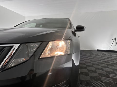 Škoda Octavia Combi 1.6 TDI Greentech Clever Edition Aut. *LEATHER-FABRIC | NAVI-FULLMAP | COMFORT-SEATS | DAB+ | HEATED-SEATS | AMUNDSEN-AUDIO | ECC | SHIFT-PADDLES | PARKPILOT | CRUISE | TOWBAR | 16''ALU *