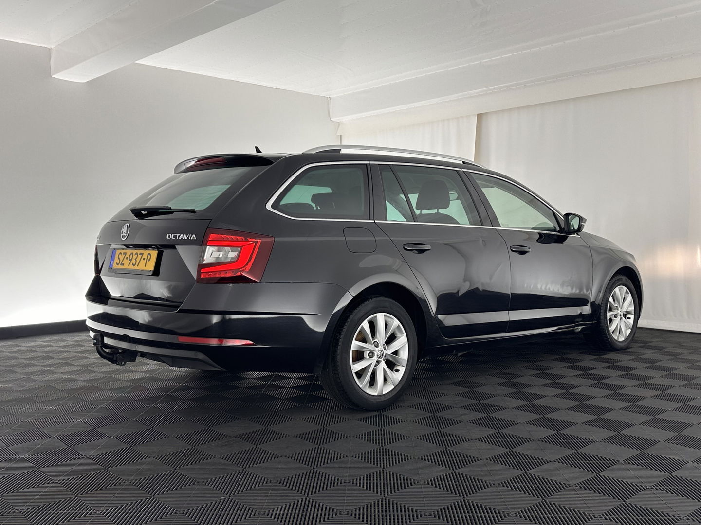 Škoda Octavia Combi 1.6 TDI Greentech Clever Edition Aut. *LEATHER-FABRIC | NAVI-FULLMAP | COMFORT-SEATS | DAB+ | HEATED-SEATS | AMUNDSEN-AUDIO | ECC | SHIFT-PADDLES | PARKPILOT | CRUISE | TOWBAR | 16''ALU *