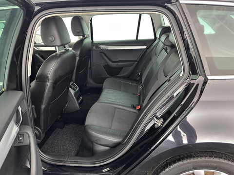 Škoda Octavia Combi 1.6 TDI Greentech Clever Edition Aut. *LEATHER-FABRIC | NAVI-FULLMAP | COMFORT-SEATS | DAB+ | HEATED-SEATS | AMUNDSEN-AUDIO | ECC | SHIFT-PADDLES | PARKPILOT | CRUISE | TOWBAR | 16''ALU *