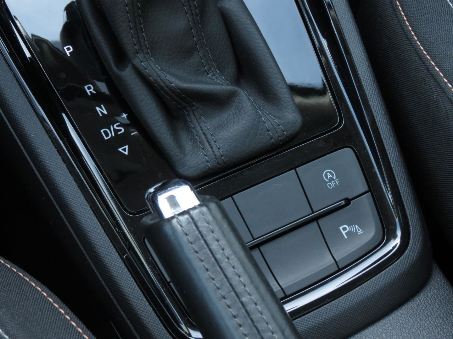 Škoda Kamiq 1.0 TSI Business Edition AUTOMAAT | PANORAMADAK | 18 INCH VELGEN | APPLE CARPLAY | SOUND SYSTEM | DAB+ | KEYLESS |
