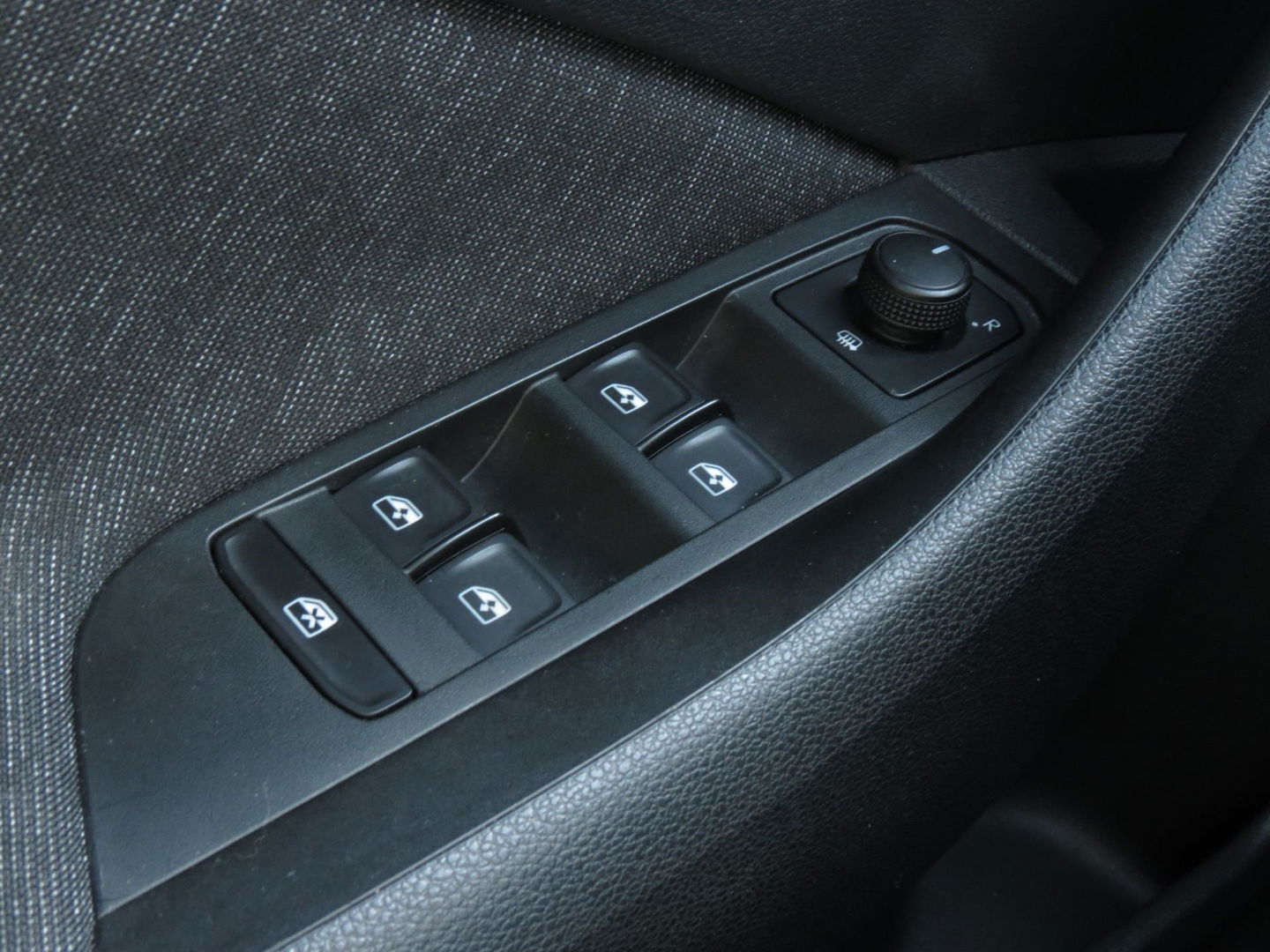 Škoda Kamiq 1.0 TSI Business Edition AUTOMAAT | PANORAMADAK | 18 INCH VELGEN | APPLE CARPLAY | SOUND SYSTEM | DAB+ | KEYLESS |