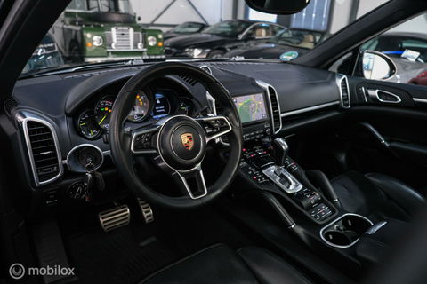 Porsche Cayenne 3.0 E-Hybrid Platinum Edition | Dealer OH | Trekhaak | Stoelkoeling | 360 cam | Panoramadak | Adaptive |