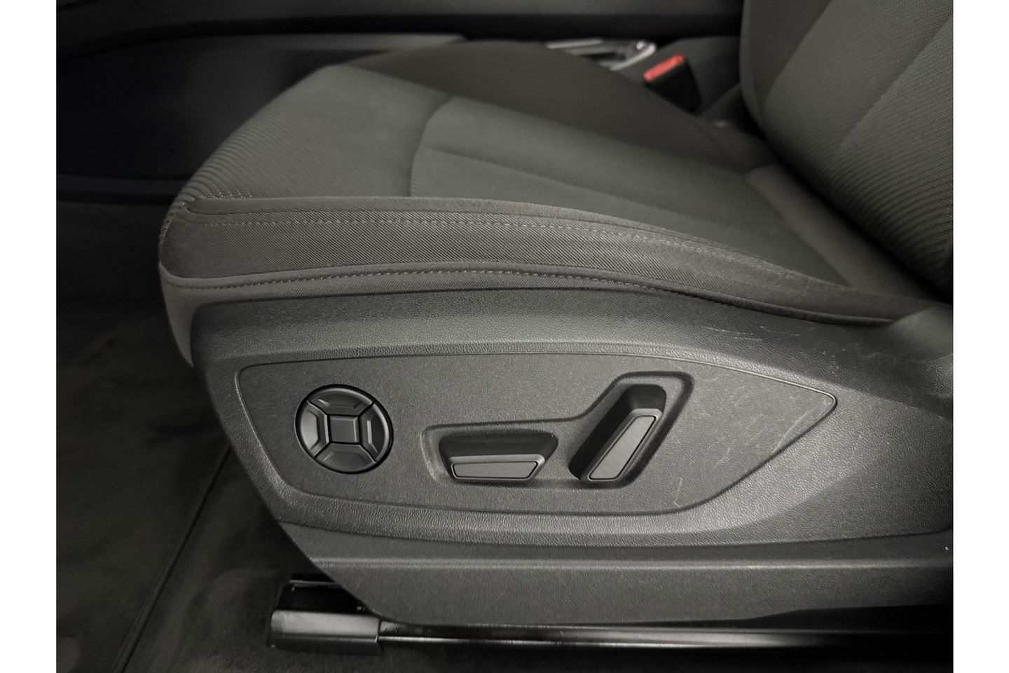 Audi e-tron 50 Quattro Business edition 71 kWh 313PK LED Virtual Clima Cruise Memory-Seats Navi 20"LMV PDC