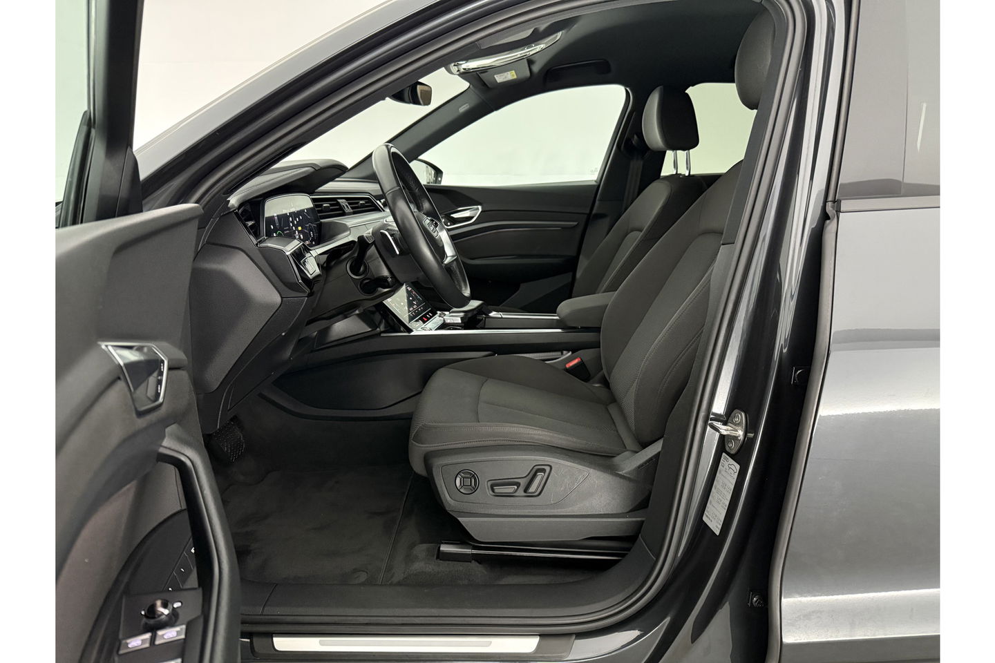 Audi e-tron 50 Quattro Business edition 71 kWh 313PK LED Virtual Clima Cruise Memory-Seats Navi 20"LMV PDC