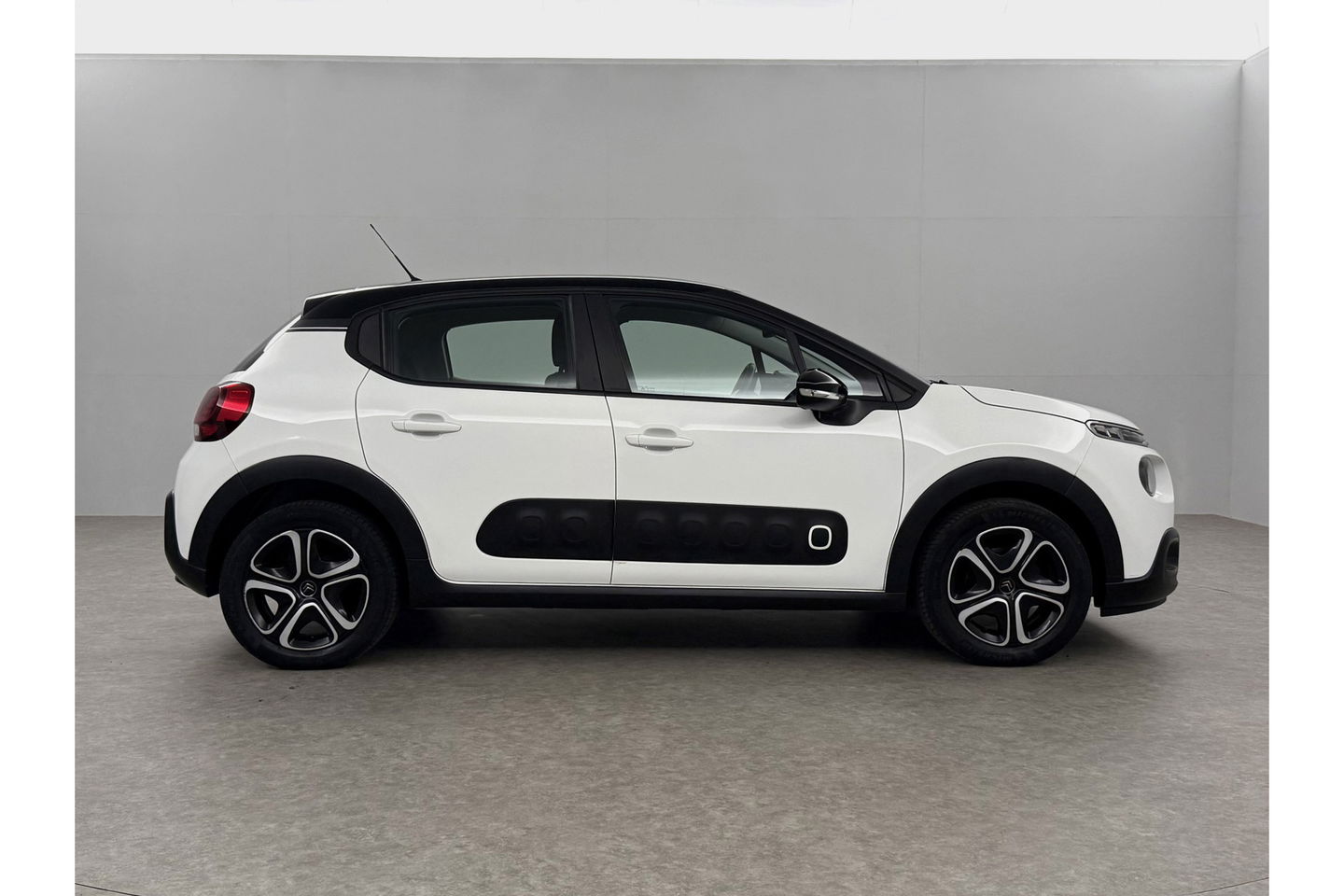 Citroën C3 1.2 PureTech Clima LED Cruise Trekhaak Carplay 16"LMV Navi PDC