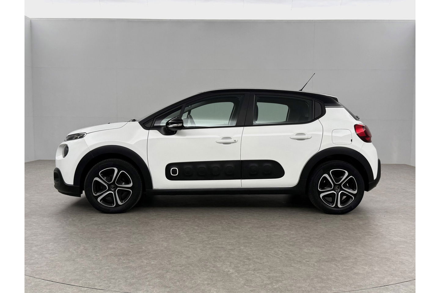 Citroën C3 1.2 PureTech Clima LED Cruise Trekhaak Carplay 16"LMV Navi PDC