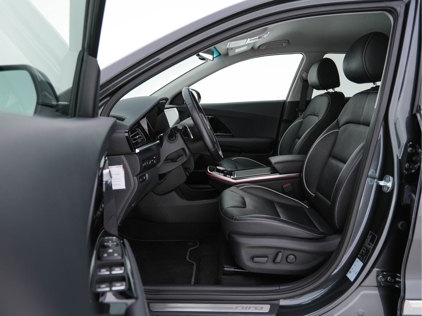 Kia e-Niro DynamicPlusLine 64 kWh [ 3-Fase ] (INCL-BTW) Aut. *FULL-LEATHER | NAVI-FULLMAP | DAB | ADAPT.CRUISE | BLINDSPOT | CAMERA | HEATED/COOLED-COMFORTSEATS | KEYLESS | JBL-SOUND | MEMORY-PACK | DIGI-COCKPIT | SHIFT-PADDLES | ...