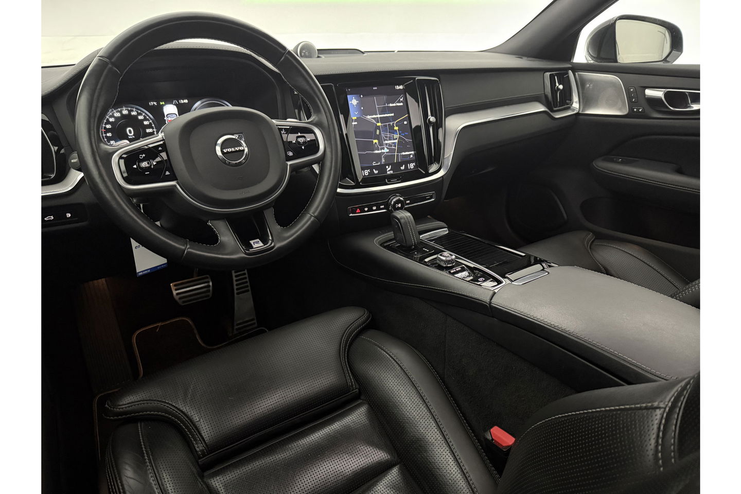 Volvo V60 2.0 T8 Twin Engine 355PK AWD R-Design Pano b/o LED 360camera Trekhaak Virtual Head-up Display Carplay Cruise Navi 19"LMV Memory-Seats Leder PDC