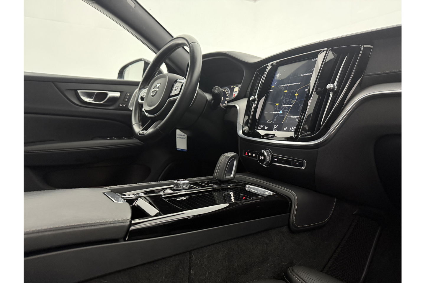 Volvo V60 2.0 T8 Twin Engine 355PK AWD R-Design Pano b/o LED 360camera Trekhaak Virtual Head-up Display Carplay Cruise Navi 19"LMV Memory-Seats Leder PDC
