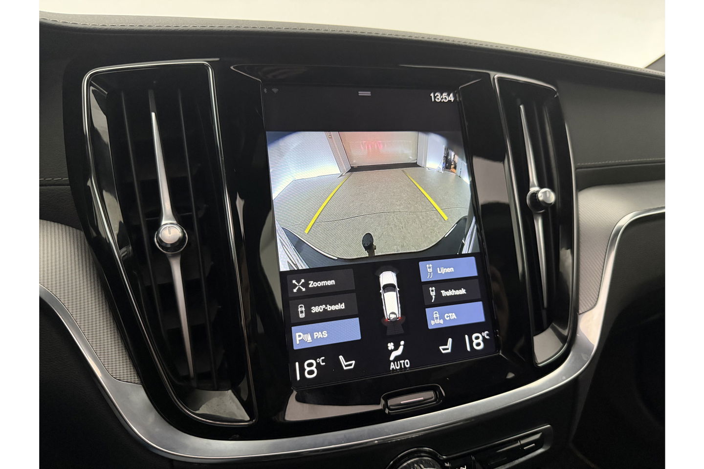 Volvo V60 2.0 T8 Twin Engine 355PK AWD R-Design Pano b/o LED 360camera Trekhaak Virtual Head-up Display Carplay Cruise Navi 19"LMV Memory-Seats Leder PDC