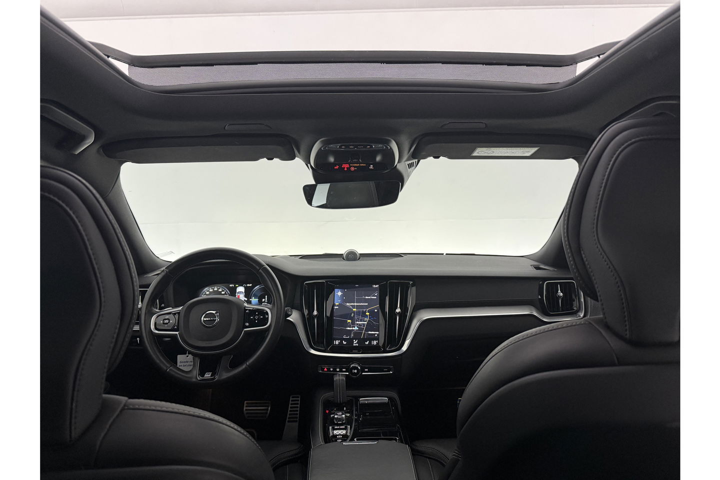 Volvo V60 2.0 T8 Twin Engine 355PK AWD R-Design Pano b/o LED 360camera Trekhaak Virtual Head-up Display Carplay Cruise Navi 19"LMV Memory-Seats Leder PDC