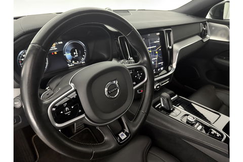 Volvo V60 2.0 T8 Twin Engine 355PK AWD R-Design Pano b/o LED 360camera Trekhaak Virtual Head-up Display Carplay Cruise Navi 19"LMV Memory-Seats Leder PDC
