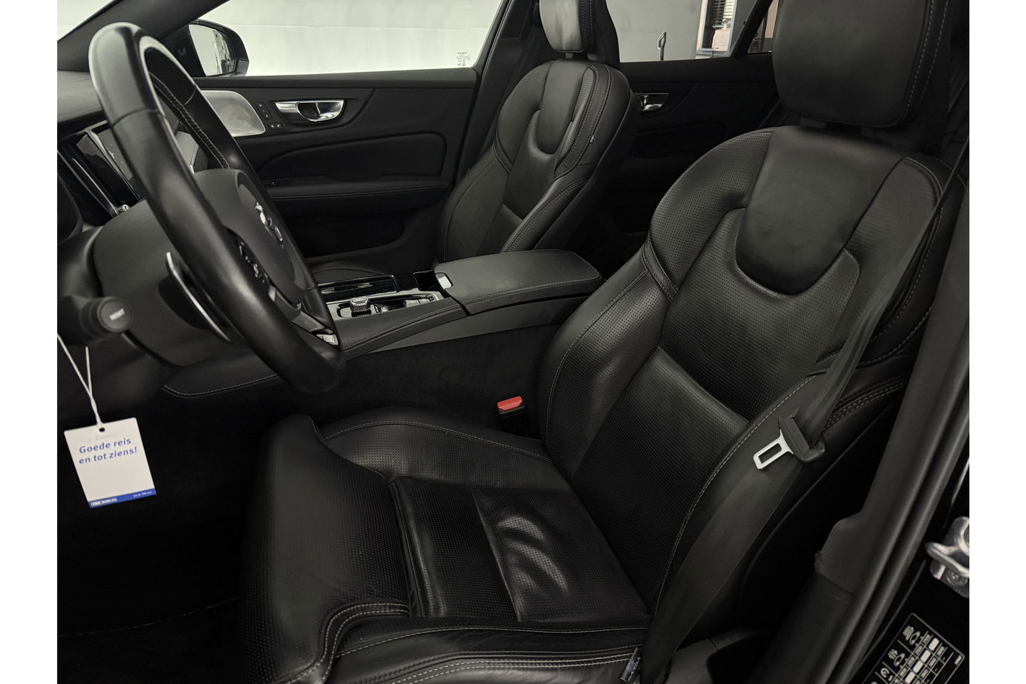 Volvo V60 2.0 T8 Twin Engine 355PK AWD R-Design Pano b/o LED 360camera Trekhaak Virtual Head-up Display Carplay Cruise Navi 19"LMV Memory-Seats Leder PDC
