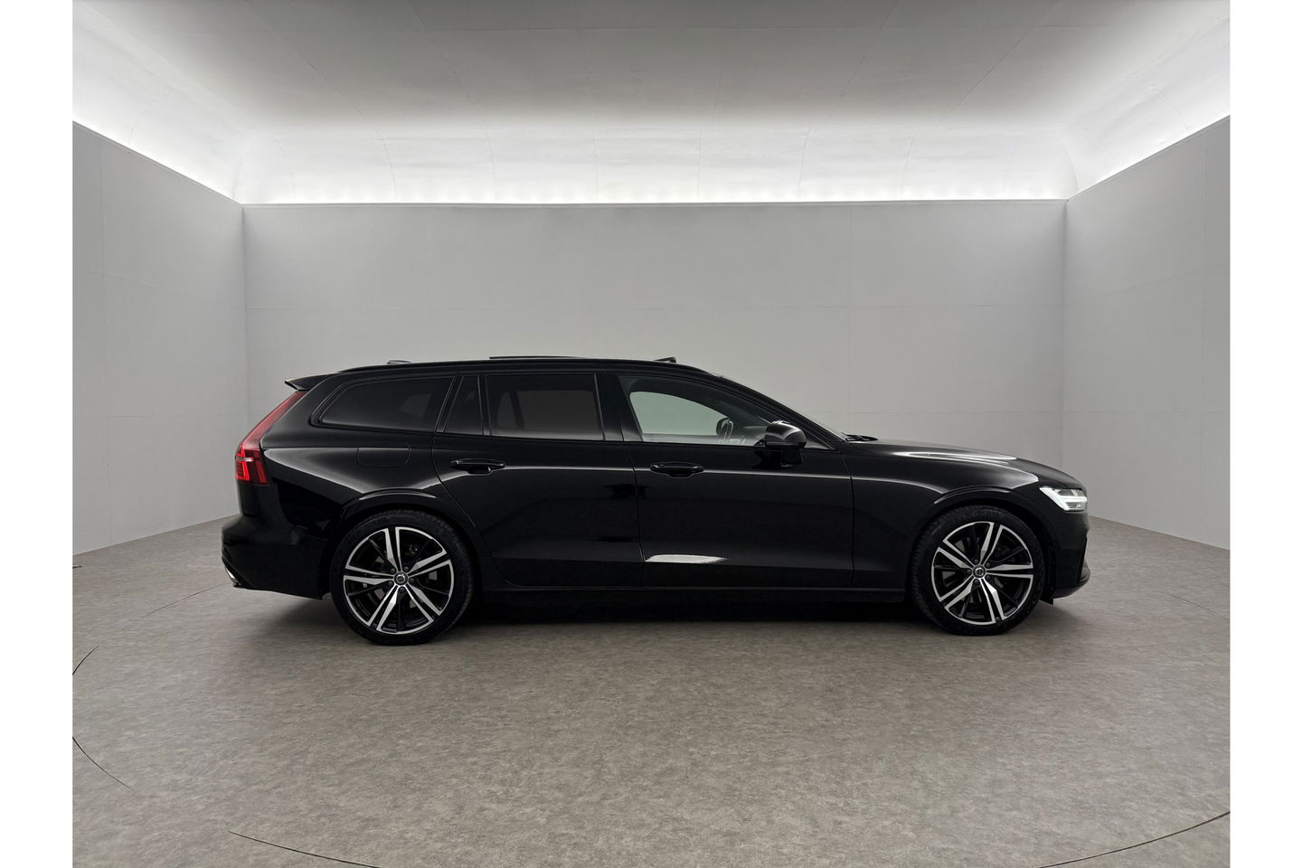 Volvo V60 2.0 T8 Twin Engine 355PK AWD R-Design Pano b/o LED 360camera Trekhaak Virtual Head-up Display Carplay Cruise Navi 19"LMV Memory-Seats Leder PDC