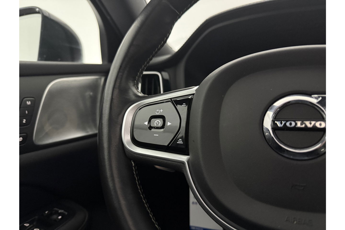 Volvo V60 2.0 T8 Twin Engine 355PK AWD R-Design Pano b/o LED 360camera Trekhaak Virtual Head-up Display Carplay Cruise Navi 19"LMV Memory-Seats Leder PDC