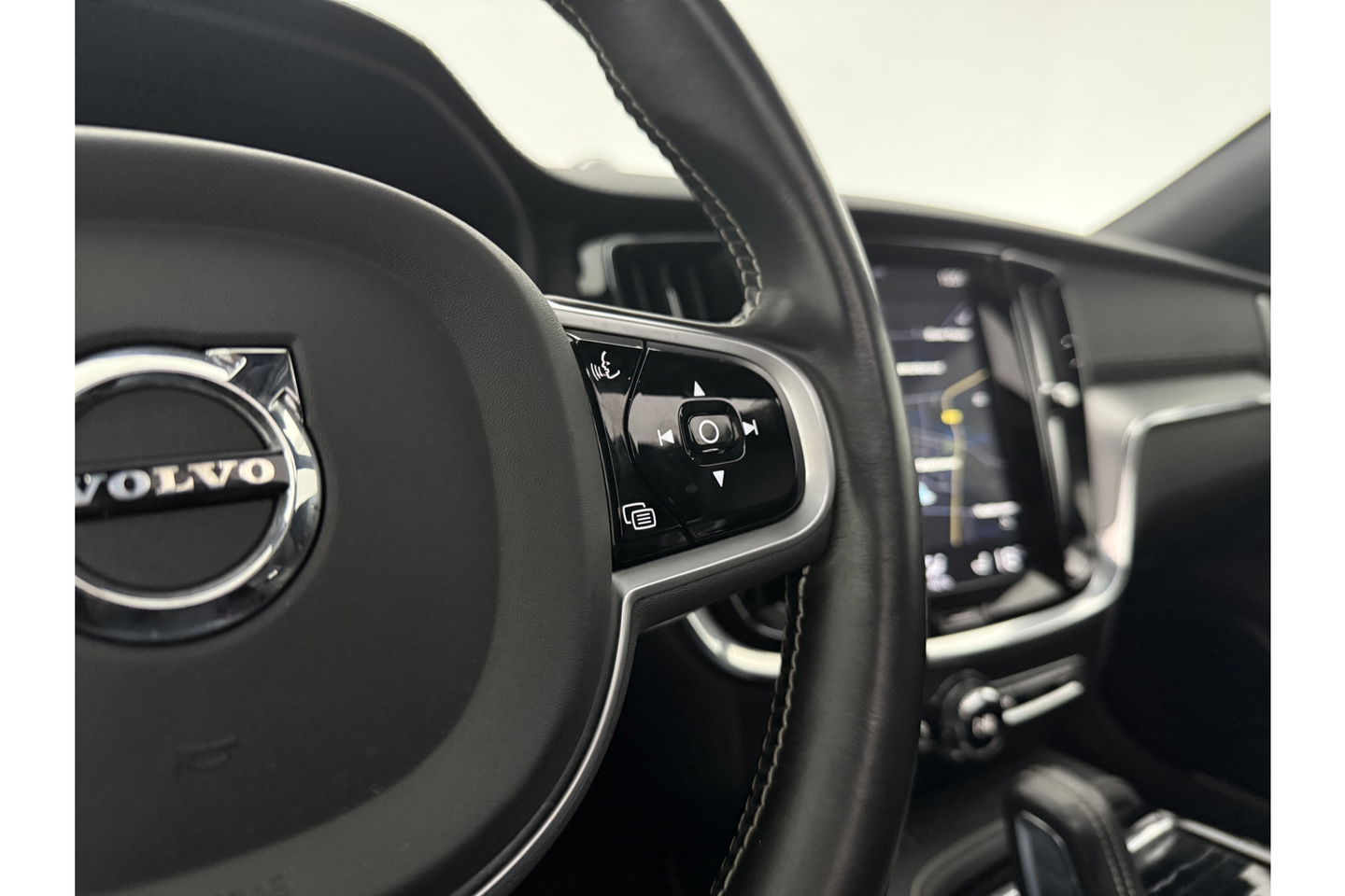 Volvo V60 2.0 T8 Twin Engine 355PK AWD R-Design Pano b/o LED 360camera Trekhaak Virtual Head-up Display Carplay Cruise Navi 19"LMV Memory-Seats Leder PDC