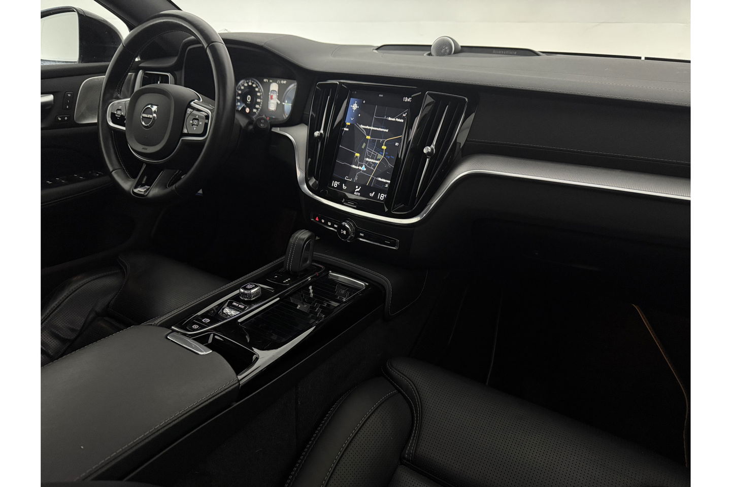 Volvo V60 2.0 T8 Twin Engine 355PK AWD R-Design Pano b/o LED 360camera Trekhaak Virtual Head-up Display Carplay Cruise Navi 19"LMV Memory-Seats Leder PDC