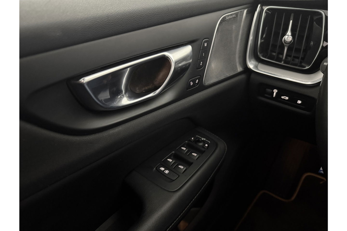 Volvo V60 2.0 T8 Twin Engine 355PK AWD R-Design Pano b/o LED 360camera Trekhaak Virtual Head-up Display Carplay Cruise Navi 19"LMV Memory-Seats Leder PDC