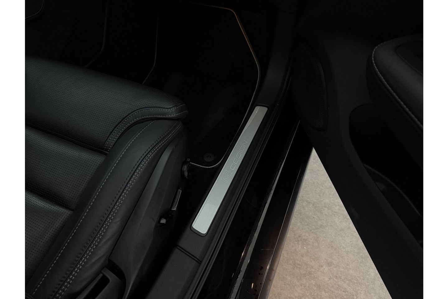 Volvo V60 2.0 T8 Twin Engine 355PK AWD R-Design Pano b/o LED 360camera Trekhaak Virtual Head-up Display Carplay Cruise Navi 19"LMV Memory-Seats Leder PDC