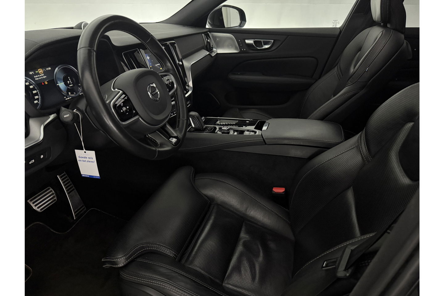 Volvo V60 2.0 T8 Twin Engine 355PK AWD R-Design Pano b/o LED 360camera Trekhaak Virtual Head-up Display Carplay Cruise Navi 19"LMV Memory-Seats Leder PDC