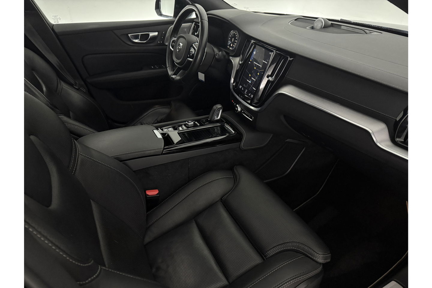Volvo V60 2.0 T8 Twin Engine 355PK AWD R-Design Pano b/o LED 360camera Trekhaak Virtual Head-up Display Carplay Cruise Navi 19"LMV Memory-Seats Leder PDC