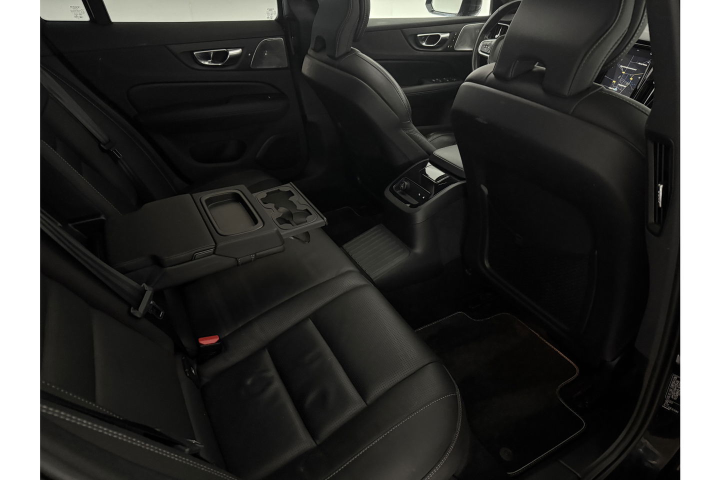 Volvo V60 2.0 T8 Twin Engine 355PK AWD R-Design Pano b/o LED 360camera Trekhaak Virtual Head-up Display Carplay Cruise Navi 19"LMV Memory-Seats Leder PDC