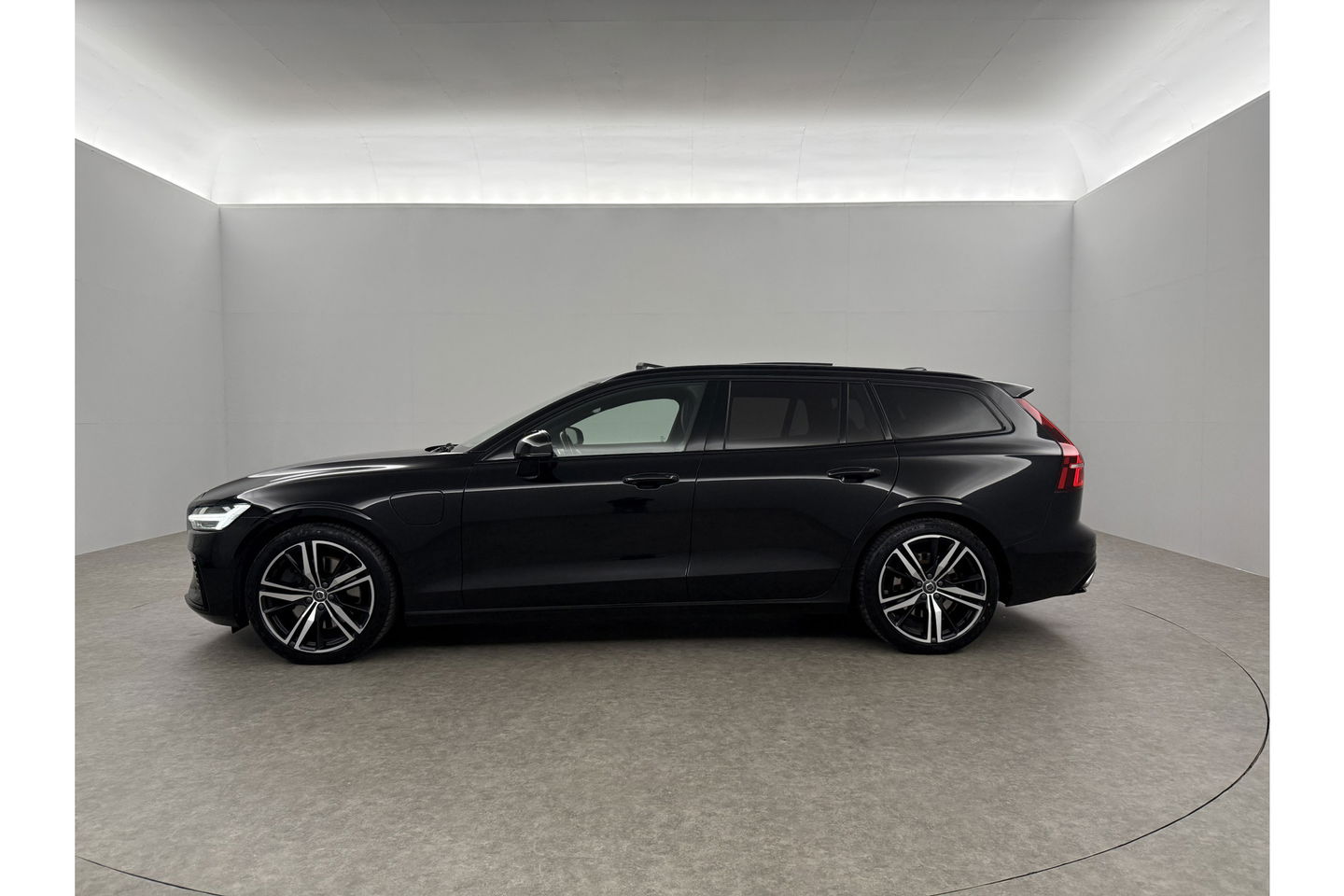 Volvo V60 2.0 T8 Twin Engine 355PK AWD R-Design Pano b/o LED 360camera Trekhaak Virtual Head-up Display Carplay Cruise Navi 19"LMV Memory-Seats Leder PDC
