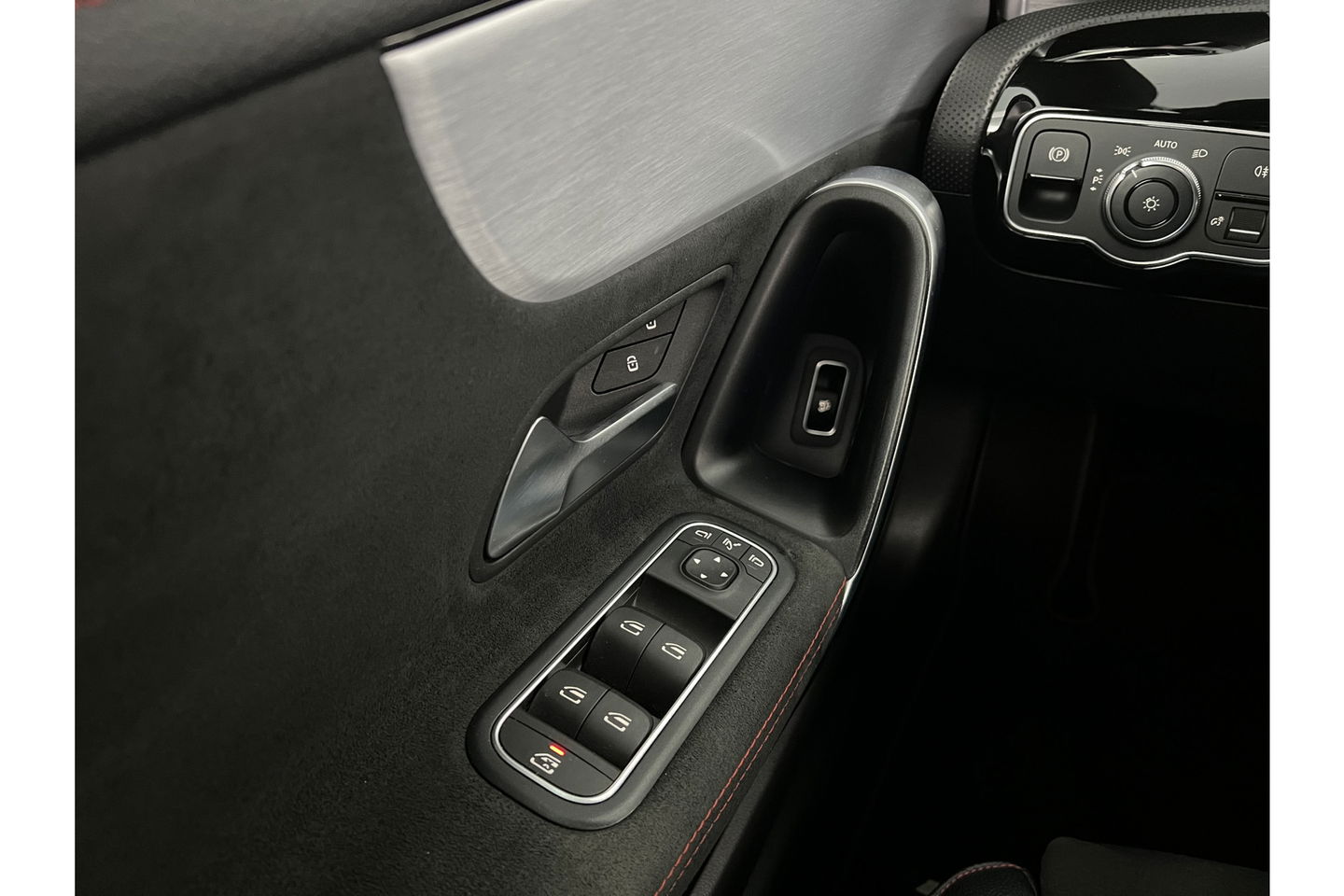 Mercedes-Benz CLA-Klasse 180 AMG Pano Camera LED Virtual Cruise Clima Navigatie 18"LMV