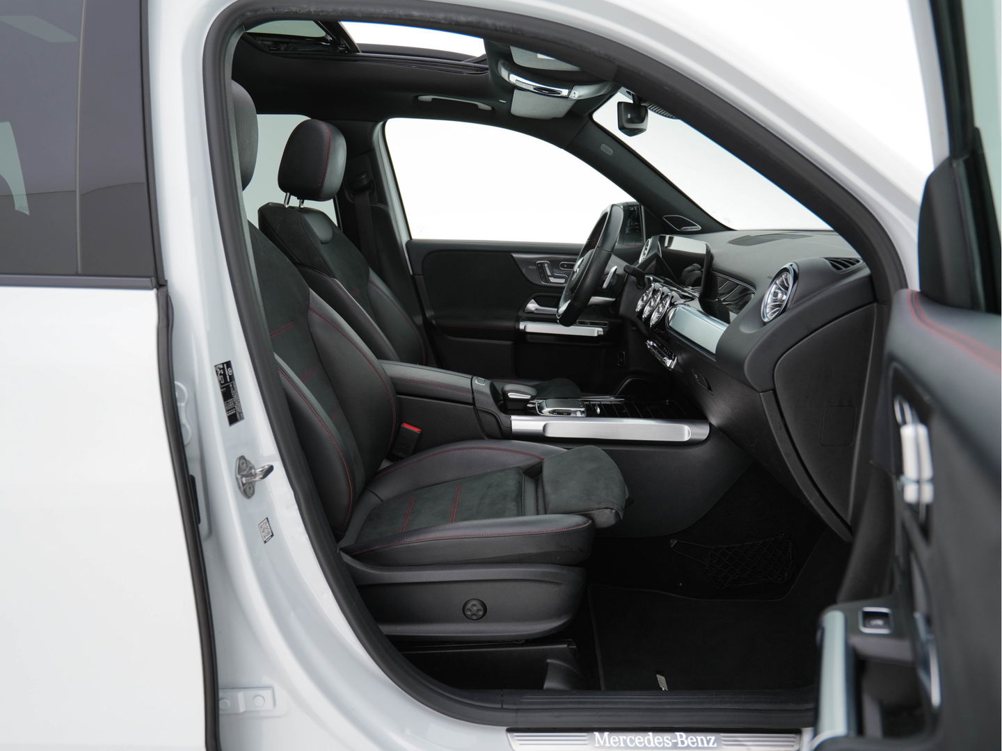 Mercedes-Benz GLB 200 Premium Plus AMG-Sport-Pack Aut. *PANO | LEATHER-MICROFIBRE | DIGI-WIDESCREEN-COCKPIT | BURMESTER-AUDIO | MULTI-BEAM-LED | MEMORY-PACK | KEYLESS | BLINDSPOT | SPORT-SEATS | DAB+ | SHIFT-PADDLES | HEATED-SEATS | ...